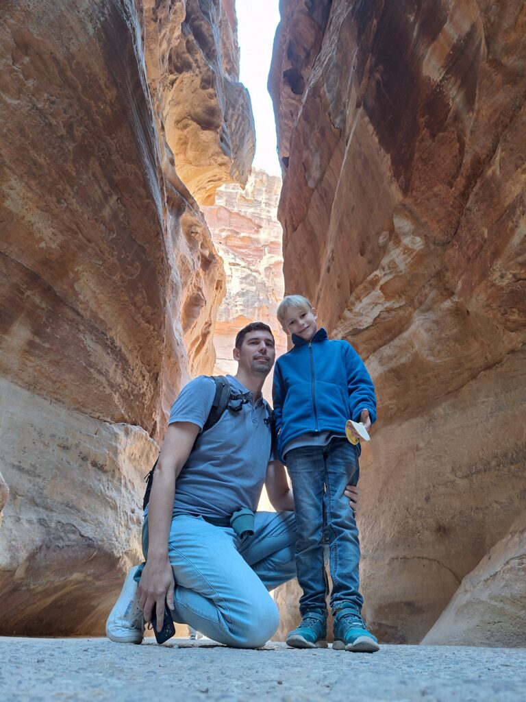 Vader en zoon in de Siq, Petra, Jordanië
