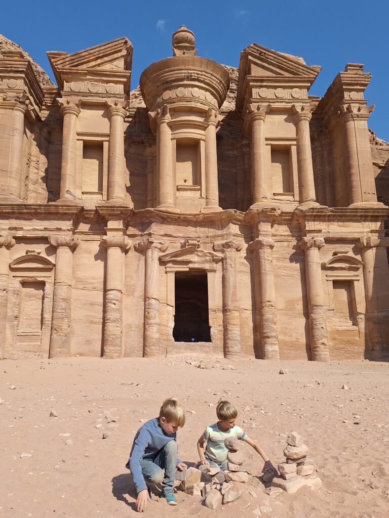Kinderen spelen voor the Monastery, Petra