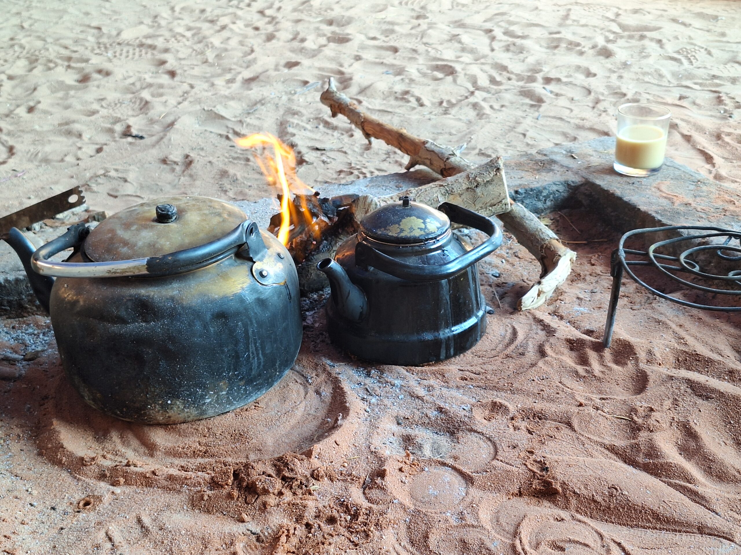 Jordanië: de thee staat klaar bij de bedoeïnenstammen in Wadi Rum.