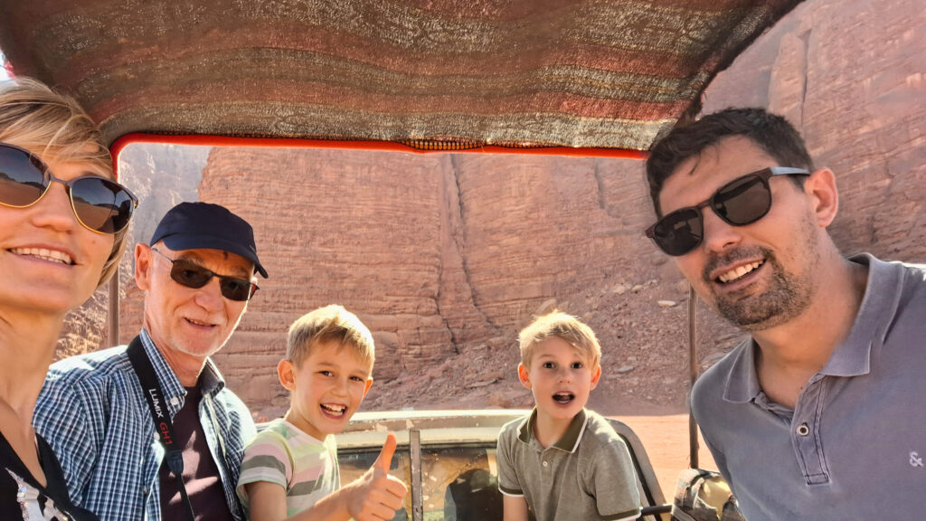 Familie vanachter in pick-up, Wadi Rum, Jordanie