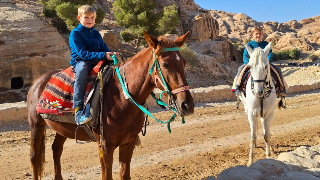 Jongens rijden paard in Petra, Jordanië
