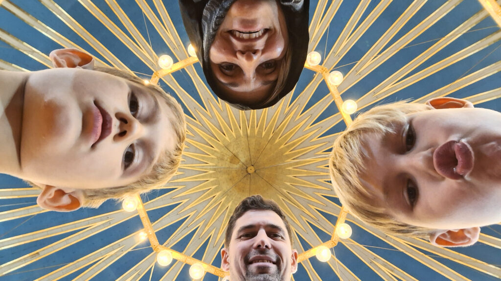 Prachtig plafond van de King Abdullah I Mosque in Amman, Jordanië.