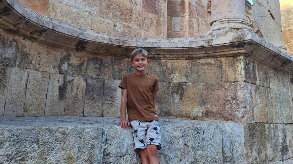 Fenn in het Romeins Theater (Amman, Jordanië).